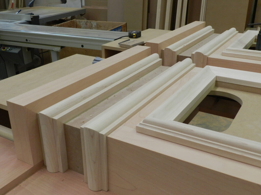 Un conjunto de piezas de madera.