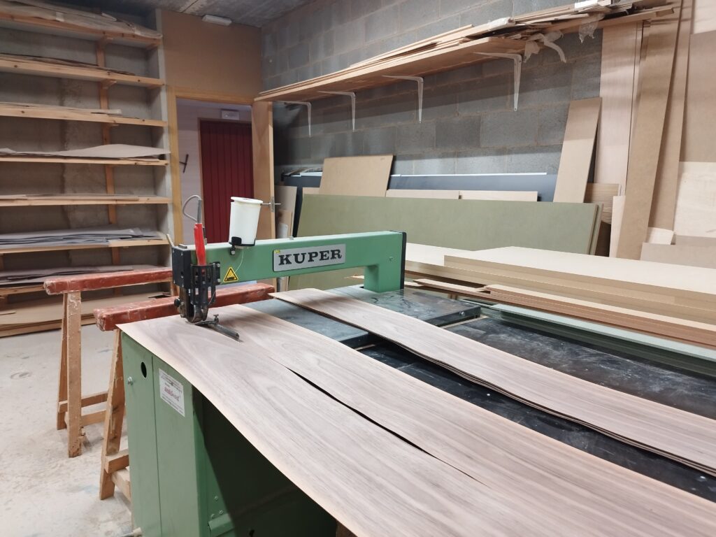 Un taller de carpintería con maquinaria para el proceso de chapa.