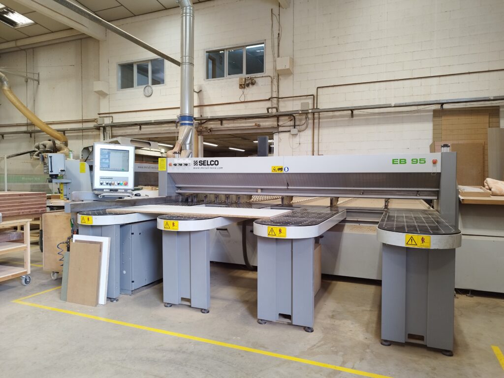 Una seccionadora para realizar el proceso de corte de madera.