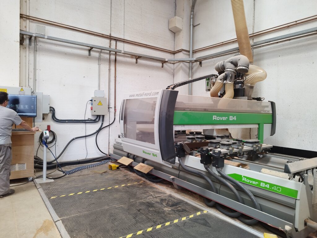 Un taller con maquinaria de carpintería.